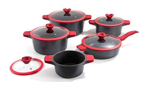 ¿Por qué mi nueva olla de aluminio se vuelve negra cuando hiervo agua? ¿Cómo puedo arreglarlo?