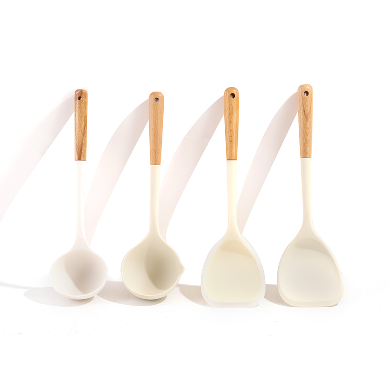 Utensilio de cocina con mango de madera y silicona color crema