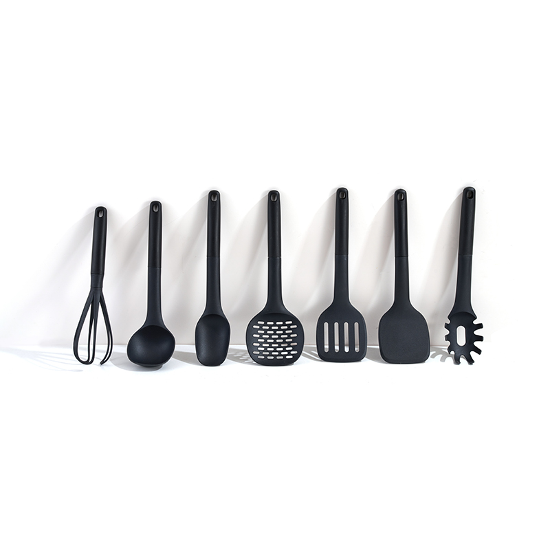 Juego de utensilios de cocina de nailon de una sola pieza totalmente negro de 7 piezas 